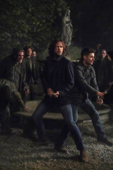 Samam un Deanam ir jāstrādā pie “Supernatural” 15. sezonas treilera (FOTOGRĀFIJAS)