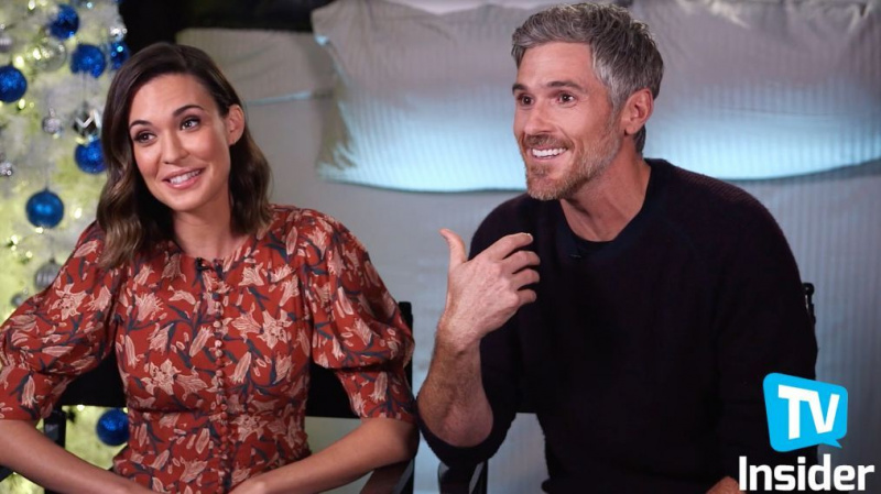 Odette et Dave Annable, un couple dans la vraie vie, ont besoin de fermer les yeux dans «No Sleep» Til Christmas »de Freeform (VIDEO)
