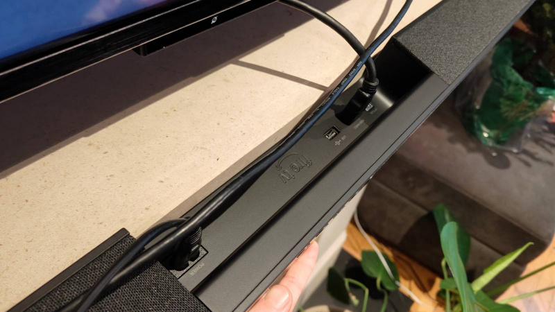   Zadná strana Amazon Fire TV Soundbar Plus.