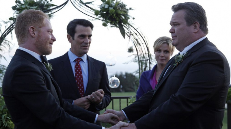 MODERN FAMILY - JESSE TYLER FERGUSON, TY BURRELL, JULIE BOWEN, ERIC