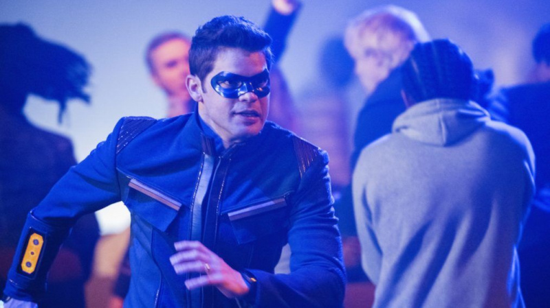 Jeremy Jordan kehrt als Winn - und Suits up - auf 'Supergirl' (FOTOS) zurück