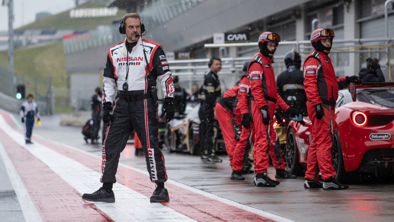   David Harbour in racekleding in de pits van Gran Turismo