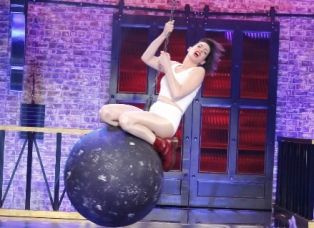 Anne Hathaway Channels Miley Cyrus, Abrissbirne und alle, auf Lip Sync Battle