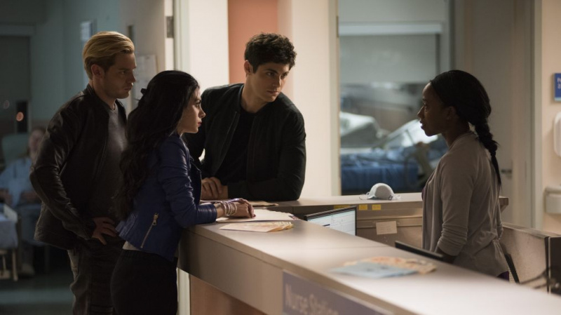 Shadowhunters - DOMINIC SHERWOOD, EMERAUDE TOUBIA, MATTHEW DADDARIO, SOPHIA WALKER
