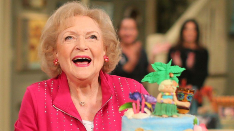 Betty White feirer 93 -årsdagen på settet