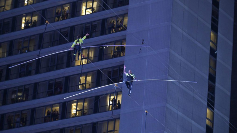 Vai jūs noskatījāties Nika Vallenda un māsas Lijanas filmu “Highwire Walk Over Times Square”? (POLL)