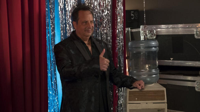 'The Goldbergs' första blick: Jon Lovitz repriserar sin 'bröllopssångare' roll (BILDER)