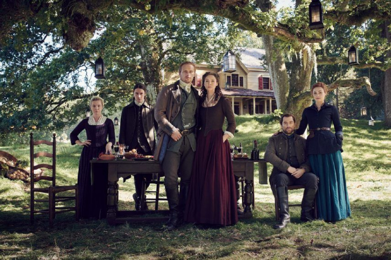 Коя е най-горещата двойка на Outlander? В ролите тежи преди сезон 5 (ВИДЕО)