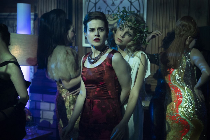 Emma Paetz erklärt Pennyworths Martha Wayne und welche reale Okkultistin schätzt sie ein? (VIDEO)