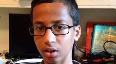 #IStandWithAhmed: skolnieks arestēts paštaisīta pulksteņa dēļ