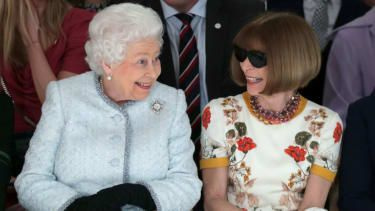 Kráľovná a Anna Wintourovci
