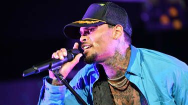 Chris Brown zatčen v Paříži na základě obvinění ze znásilnění