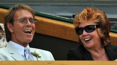 Sir Cliff Richard zazpívá na pohřbu Cilla Black