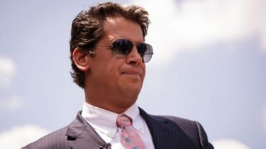Milo Yiannopoulos pierde contractul de carte din cauza comentariilor de abuz asupra copiilor