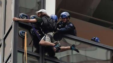 Muža zatkli za to, že vyliezol na Trump Tower s prísavkami