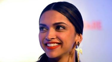Deepika Padukone de Bollywood en el centro de la fila de objetivación