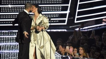 Rihanna un Dreiks: Kāpēc visi runā par haizivju tetovējumu