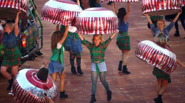Glasgow 2014: „Kranker“ Mitarbeiter wurde beim Tanzen als Teetorte gesichtet