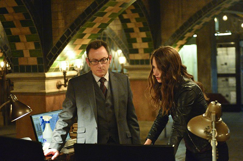 Patrons de la personne d'intérêt sur le nouvel état d'esprit de Finch, l'évolution de Root, les pertes de l'épisode 100