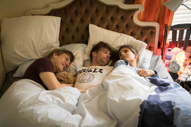 Please Like Me Cooks Some Drama de citas y cenas (VIDEO)