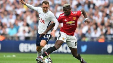 Tottenham Hotspurs midtbanespiller Christian Eriksen kæmper med Manchester Uniteds Paul Pogba