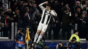 Cristiano Ronaldo oslavuje hetrik Juventusu proti Atléticu Madrid