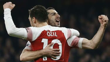Henrikh Mkhitaryan slavi zadetek s soigralcem v Arsenalu Mesutom Ozilom