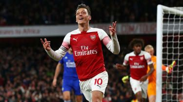 Premier League: Mesut Özil mästerklass inspirerar en perfekt tia för Arsenal