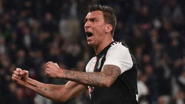 Chorvátsky útočník Mario Mandžukič oslavuje strelenie gólu za Juventus