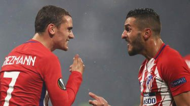 Útočník Atlética Madrid Antoine Griezmann a stredopoliar Saul Niguez