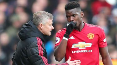 Manažér Manchestru United Ole Gunnar Solskjaer a francúzsky stredopoliar Paul Pogba