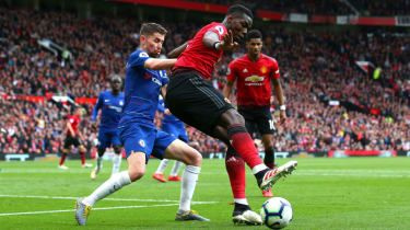 Stredopoliar Manchestru United Paul Pogba v akcii proti Jorginhovi z Chelsea