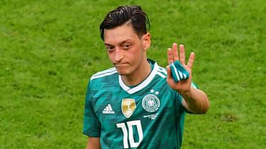 Mesut Ozil Duitsland raast voort met ster beschuldigd van hypocrisie