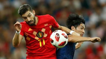 Yannick Carrasco, vänster, i aktion för Belgien mot Japan vid fotbolls-VM 2018