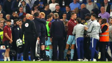 Chelsea och Burnleys spelare och personal drabbar samman efter 2-2 oavgjort på Stamford Bridge