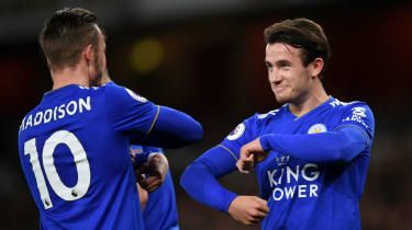 James Maddison a Ben Chilwell oslavujú gól pre Leicester City