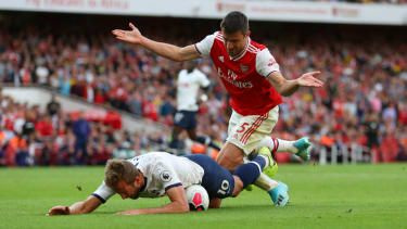 Tottenham-angriberen Harry Kane bliver ramt af en udfordring fra Arsenal-forsvareren Sokratis