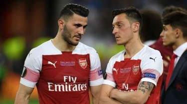 Sead Kolasinac i Mesut Ozil reagują po przegranej 4:1 Arsenalu z Chelsea w finale Ligi Europejskiej UEFA w Baku