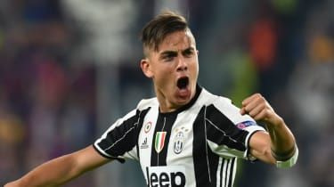 Napastnik Argentyny Paulo Dybala świętuje strzelenie gola dla Juventusu