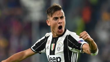 Argentínsky útočník Paulo Dybala oslavuje gól za Juventus