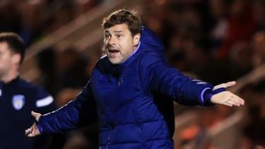 Seful lui Tottenham, Mauricio Pochettino, reacționează în timpul înfrângerii Carabao Cup la Colchester