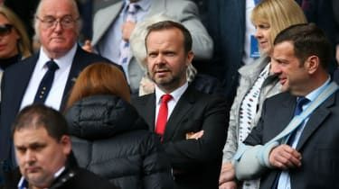 La folla attacca la casa del capo di Man Utd Ed Woodward e canta che stava per 'morire'
