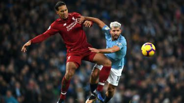 Liverpool și campionii în curs, Manchester City, se luptă pentru titlul de Premier League