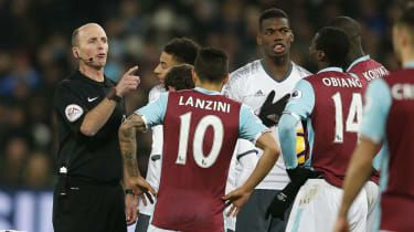 Arbitrul Mike Dean a lovit cartonașul roșu al lui West Ham
