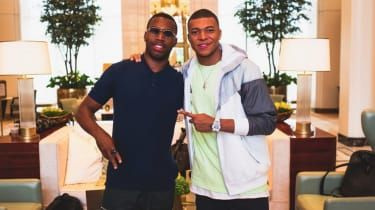 Den tidigare Liverpool-anfallaren Daniel Sturridge poserar på bild med den franske stjärnan Kylian Mbappe