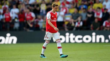 Mesut Özil reagerer efter at være blevet skiftet ud under Arsenals 2-2 uafgjort mod Watford