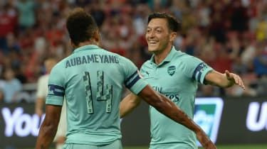 Arsenalstjärnor filmade påstås andas in 'hippi crack'-gas under vild fest