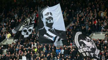 Ņūkāsla krīzē: Rafa Benitess aiziet, un fani draud boikotēt Maiku Ešliju
