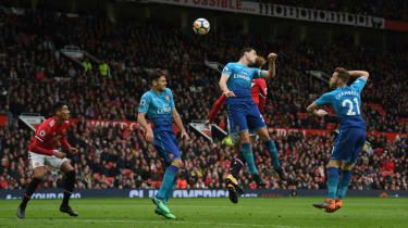 Marouane Fellaini skóroval na poslednú chvíľu, keď Man Utd porazil Arsenal 2:1 v apríli 2018