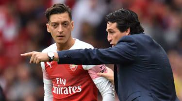 Mijlocașul german Mesut Ozil primește instrucțiuni de la antrenorul principal al Arsenal, Unai Emery